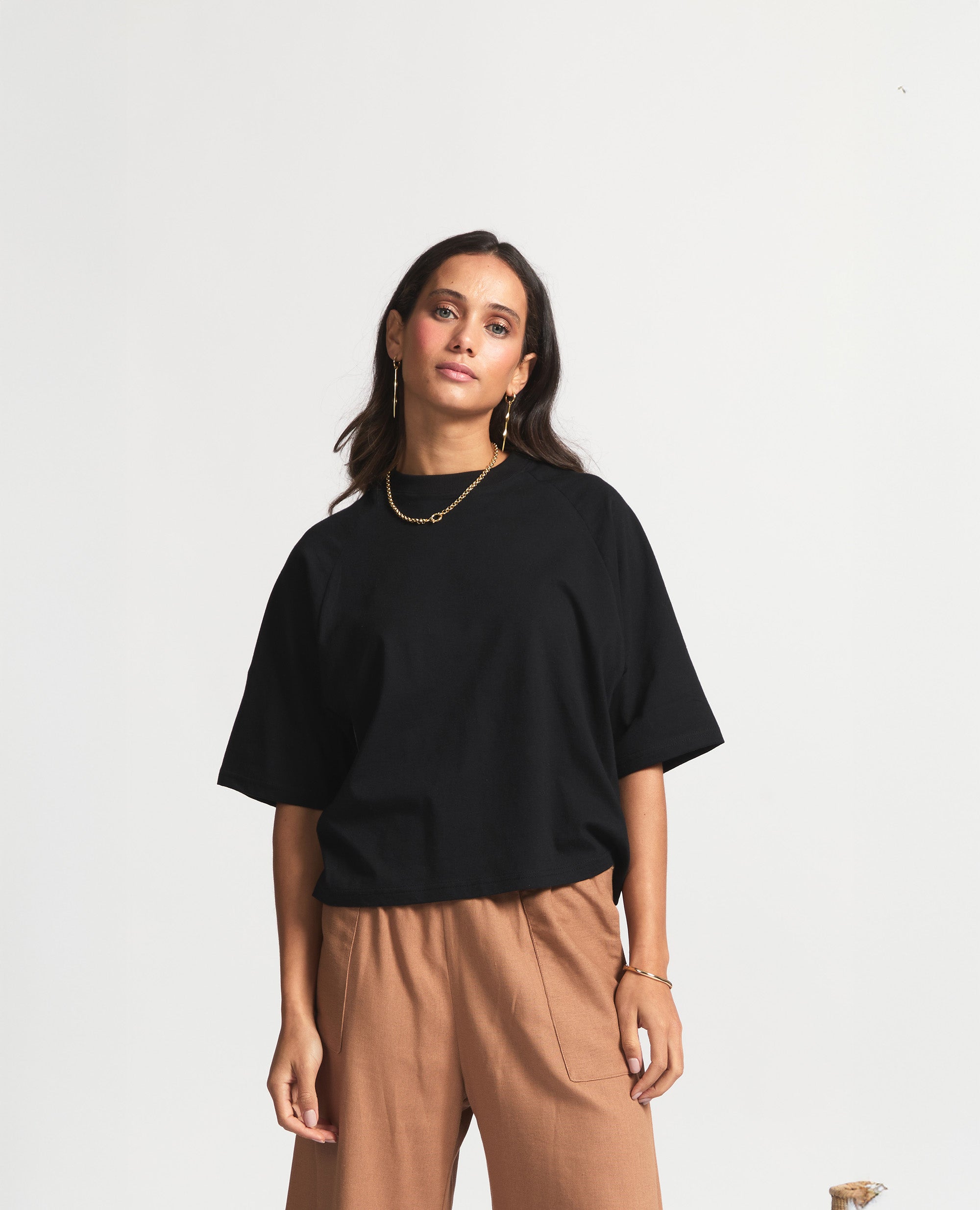 Rhae | Raglan Tee | Black