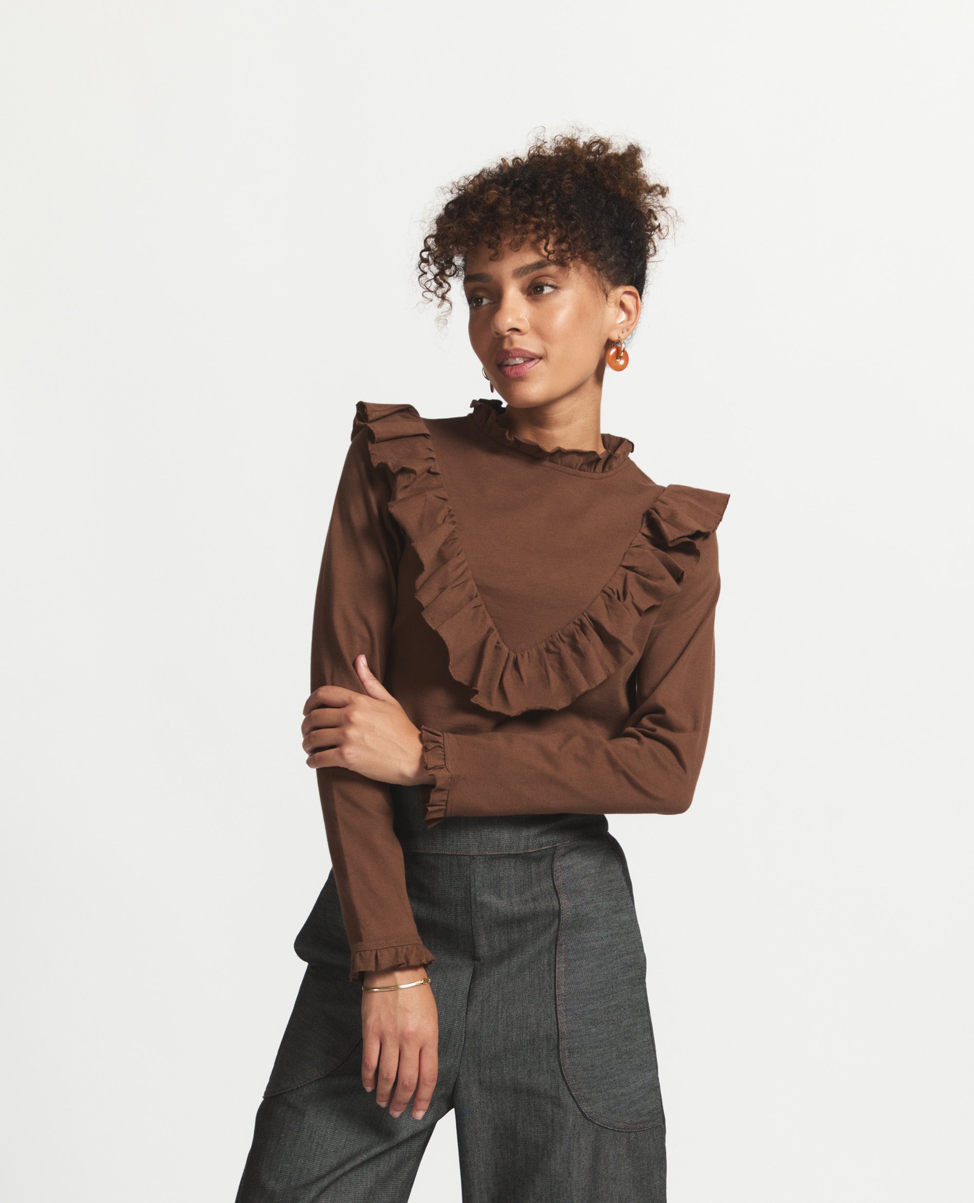 Tasia | Fitted top with frill on cuff | Chocolate